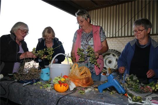 Bei den Landfrauen kommen viele herbstliche Basteltipps auf den Tisch: Ursula Hütker (v.l.), Gisela Dege, Lore Wesche und Gisela Düerkop.