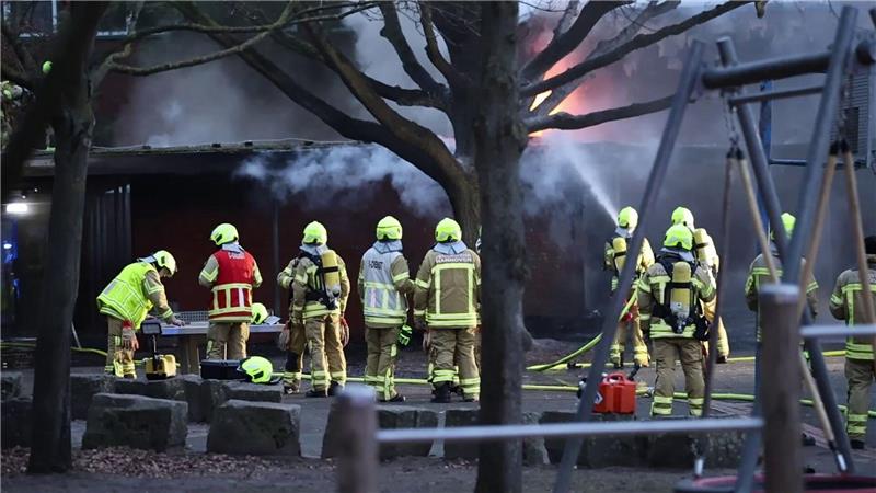 Bei den Löscharbeiten verletzte sich ein Feuerwehrmann leicht. (Archivbild)