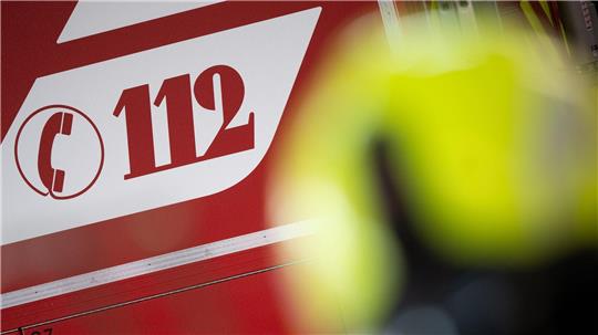 Bei den Löscharbeiten waren rund 60 Kräfte von sechs Feuerwehren mit 16 Fahrzeugen im Einsatz. (Symbolbild)