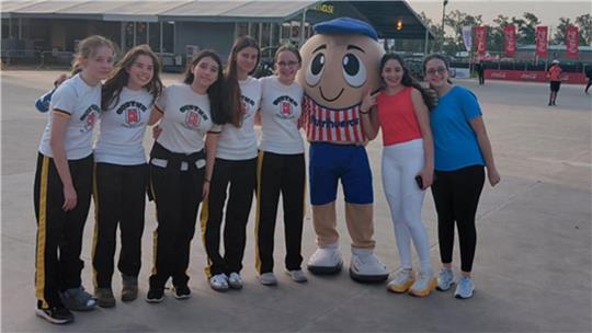 Bei den Panamerikanischen Spielen macht die erweiterte Schulklasse ein gemeinsames Erinnerungsfoto.
