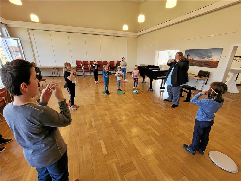 Bei den Proben des Kinderchors wird nicht einfach nur gesungen – Daniel Skibbe trainiert durch Bewegungen auf spielerische Art und Weise die Stimmen seiner Schützlinge. Ab kommender Woche finden die Treffen nach Altersgruppen aufgeteilt statt. Fotos: Exner