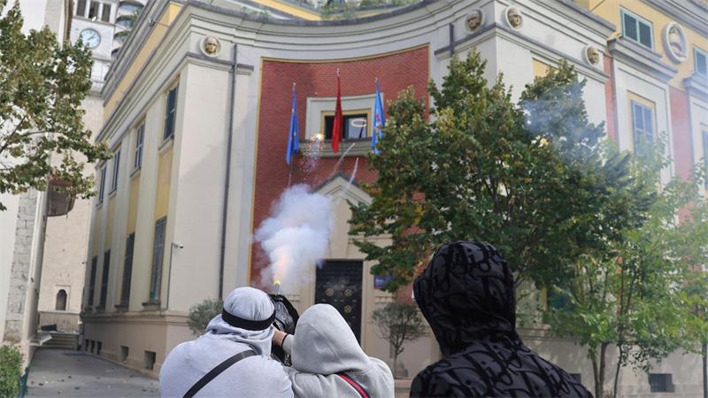 Proteste gegen Regierung in Albanien weiten sich aus Bei den Protesten Studierender gegen die Bildungspolitik in Tirana kam es zu Verwüstungen.