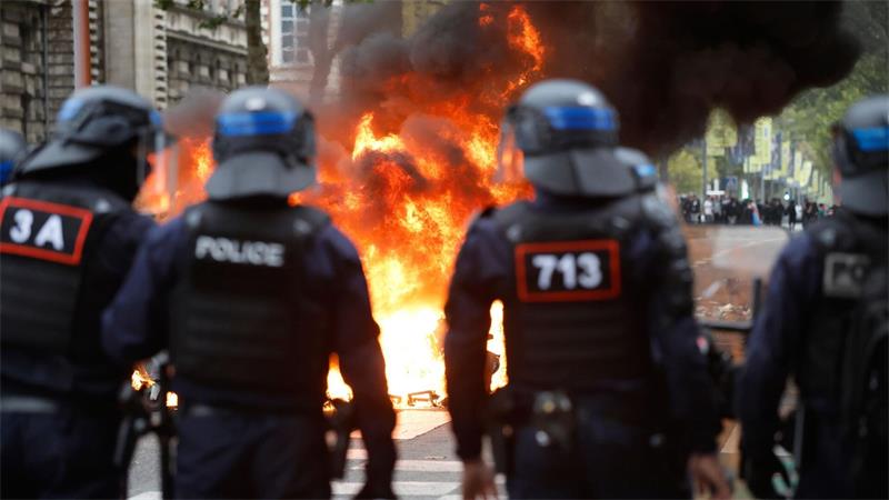 Bei den Protesten an französischen Gymnasien kam es zu zahlreichen Sachbeschädigungen und Festnahmen.