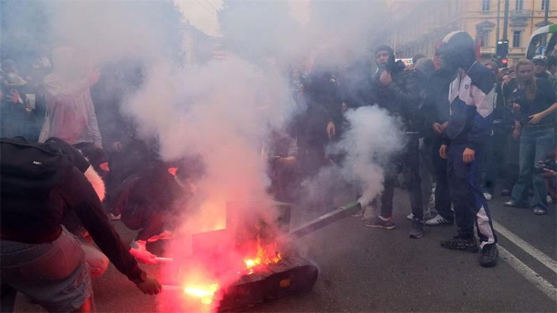 Bei den Protesten gab es auch Krawalle. Hier wurde eine Panzer-Attrappe in Brand gesetzt.