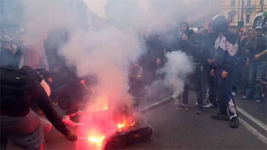 Bei den Protesten gab es auch Krawalle. Hier wurde eine Panzer-Attrappe in Brand gesetzt.