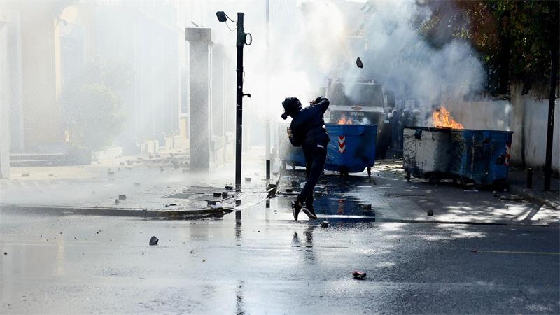 Bei den Protesten in Tirana gab es chaotische Szenen. 