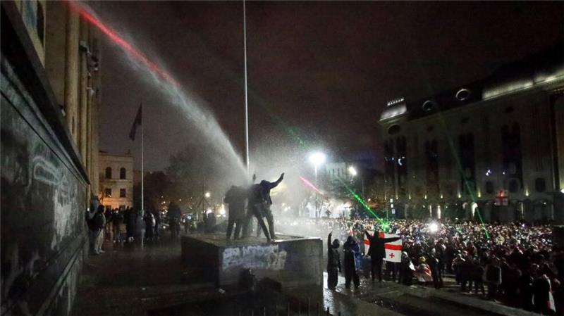 Ausschreitungen in Georgien - Regierung bietet Gespräch an Bei den Protesten kommt es immer wieder zu gewaltsamen Zusammenstößen zwischen Demonstranten und Polizei.