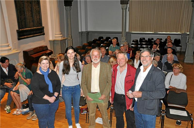 Brandes soll neue Vorsitzende der RG-Ehemaligen werden Bei den RG-Ehemaligen steht Christina Brandes (li.) als Nachfolgerin von Martin Kempe (2. v. re.) bereit. Das Foto zeigt zudem Felicia Brunke, Dr. Wolf-Eberhard Barth als Referenten in der Aula der Schule und Dr. Donald Giesecke (v. li.). Archivfoto: Heine