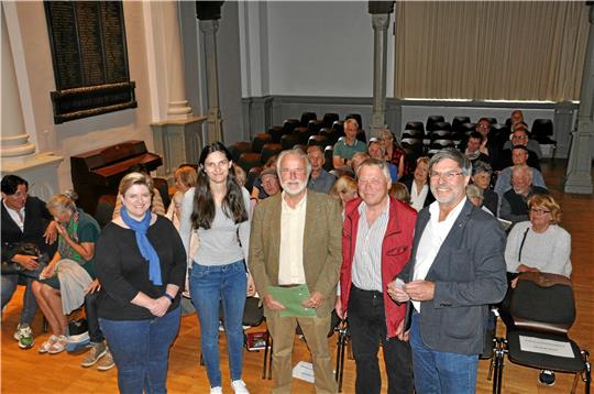 Bei den RG-Ehemaligen steht Christina Brandes (li.) als Nachfolgerin von Martin Kempe (2. v. re.) bereit. Das Foto zeigt zudem Felicia Brunke, Dr. Wolf-Eberhard Barth als Referenten in der Aula der Schule und Dr. Donald Giesecke (v. li.). Archivfoto: Heine