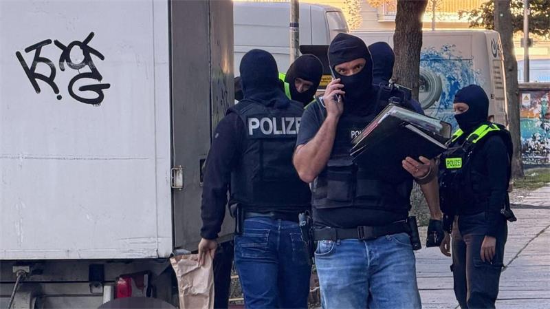 Schusswaffengewalt - Durchsuchungen in der Hauptstadt Bei den Razzien sind auch Spezialkräfte der Polizei im Einsatz.
