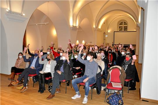 Bei den Regularien gehen die Genossen-Wahlkarten offen hoch, später wird nur noch geheim abgestimmt. Foto: Heine