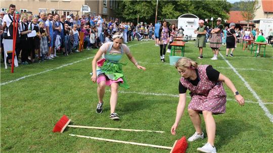 Bei den „Spiele ohne Grenzen“ 2024 sorgte „Das bisschen Haushalt“ für grenzenlosen Spielspaß. Bei der Festvariante am Samstag werden nun die „Wikingerspiele“ viel Können von den einzelnen Mannschaften verlangen.