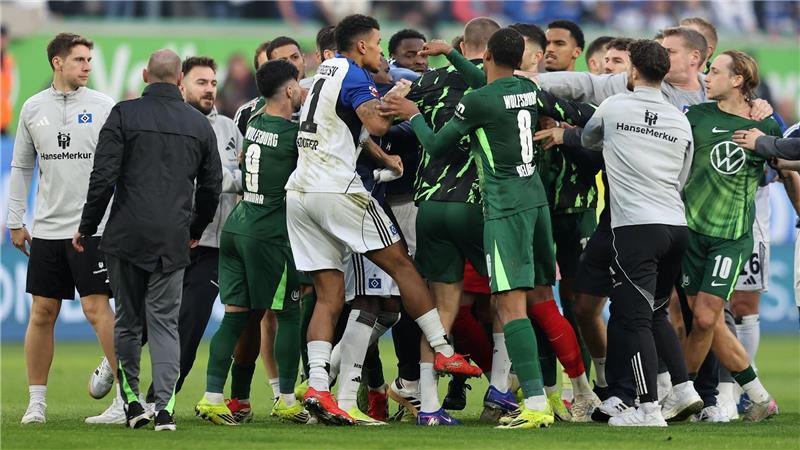 Bei den Tumulten war auch VfL-Ersatzkeeper Marius Müller mitten drin.