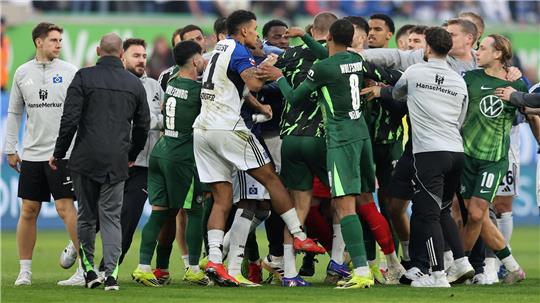 Bei den Tumulten war auch VfL-Ersatzkeeper Marius Müller mitten drin.