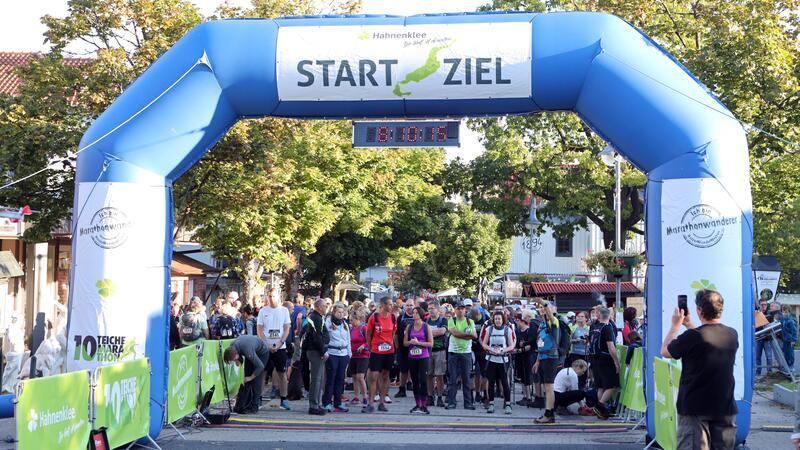 Bei den Wanderwochen ist im Kurort einiges los. In der Rathausstraße befindet sich der Start- und Zielbereich. Foto: Frank Neuendorf