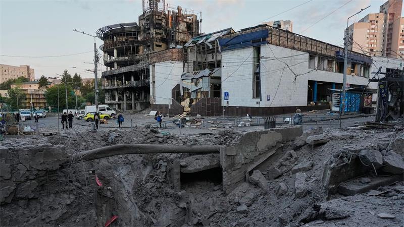 Massiver russischer Raketenangriff trifft Kiew schwer Bei den neuen russischen Angriffen auf Kiew gab nach Angaben der ukrainischen Behörden erneut auch Opfer unter Zivilisten.