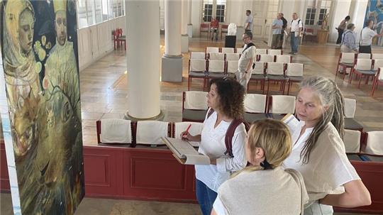 Bei der 30. Ausgabe von „Natur-Mensch“ im Jahr 2024 begutachtet die Jury in der St. Andreasberger Martinikirche das Bild „Hasendämmerung“ von Monja Dargal-Böhm. 