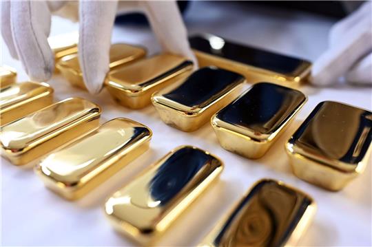 Bei der Agosi AG in Pforzheim werden frisch gegossene Goldbarren gezeigt. Derzeit sinkt der Goldpreis immer weiter ab.