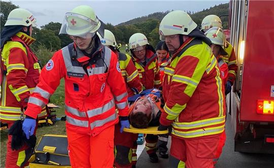 Bei der Alarmübung von Feuerwehr und DRK gilt es, Verletzte zu retten. Insgesamt drei Statisten wirkten realistisch geschminkt als Unfallopfer mit.
