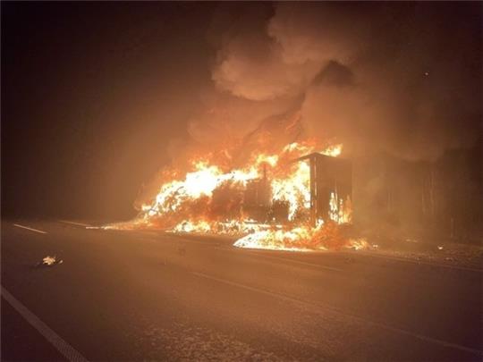 Bei der Ankunft der Einsatzkräfte stand der mit Möbeln beladene Lastwagen lichterloh in Flammen. Foto: Polizei Göttingen