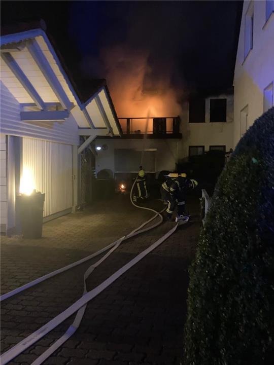 Bei der Ankunft der Feuerwehr schlagen die Flammen bereits meterweit aus der Wohnung. Foto: Feuerwehr Seesen