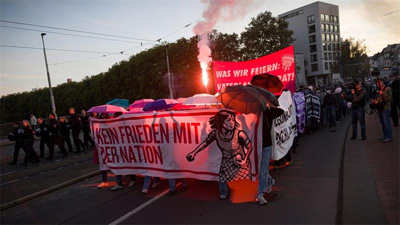 Bei der Antifa-Demonstration wurden Bengalos gezündet.