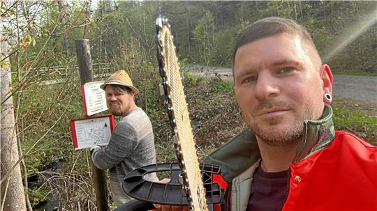 Bei der Arbeit für den Harzklub: Philipp Göthel (r.), Ex-Vizevorsitzender des Harzklub-Zweigvereins Zorge, und Vereinsvorsitzender Hendrik Behrens. Foto: Privat