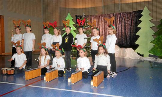 Bei der Aufführung in der Lautenthaler Turnhalle darf natürlich nicht das Lied „Rudolph, das kleine Rentier“ fehlen.