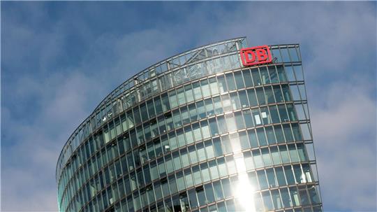 Bei der Aufsichtsratssitzung im Bahntower kommt es am Dienstag zum Machtkampf zwischen der EVG und dem Bundesverkehrsminister. (Archivbild)
