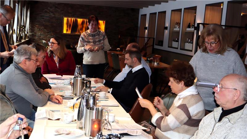 Leute am Tisch mit Wahlzetteln