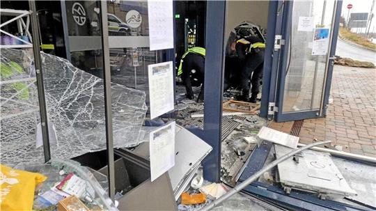 Bei der Automatensprengung erbeuten die Täter über 100.000 Euro.  Foto: Neuendorf