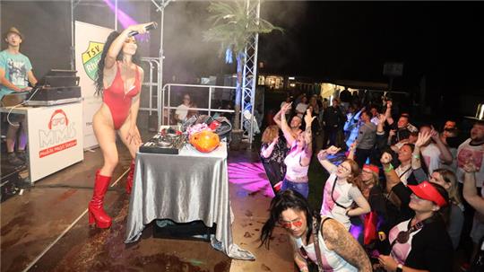 Bei der Beachparty im Freibad Rhüden betätigt sich Reality-Sternchen Micaela Schäfer als DJane.