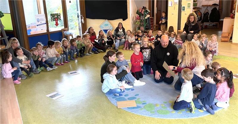 Bei der Bekanntgabe der Gruppennamen und dem feierlichen Öffnen der Wahl-Umschläge kommen alle Mädchen und Jungen des Kindergartens Bahnhofstraße in der Halle zusammen.