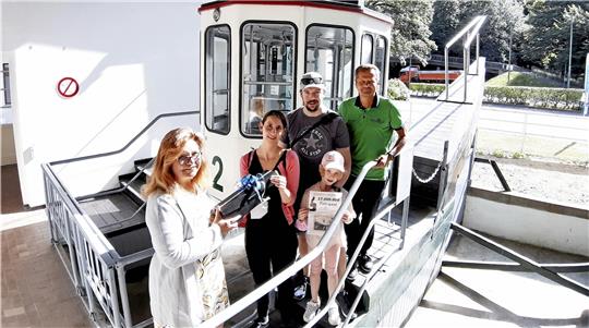 Bei der Bergbahn werden im Jahr 2022 240.000 Gäste gezählt, unter ihnen mit der Familie Sonja, Tobias und Emma Eberhardt (Mitte) die 27-millionsten Fahrgäste.