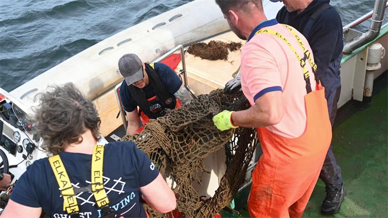 Bei der Bergung der Geisternetze ist Teamwork und Handarbeit gefragt. 