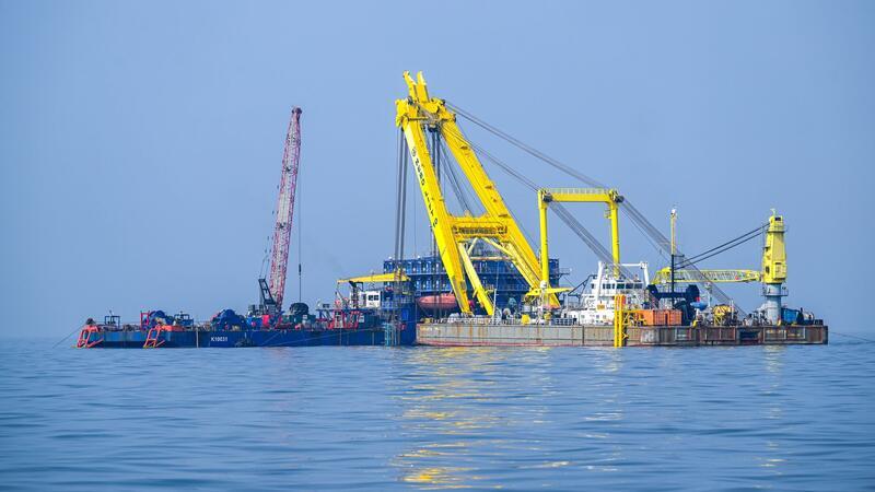 Gesunkener Frachter „Verity“ vom Meeresgrund geborgen Bei der Bergung des gesunkenen Frachters „Verity“ in der Deutschen Bucht war einer der stärksten Schwimmkräne Europas im Einsatz. Er hob die beiden Teile des zweigeteilten Schiffs aus dem Wasser.