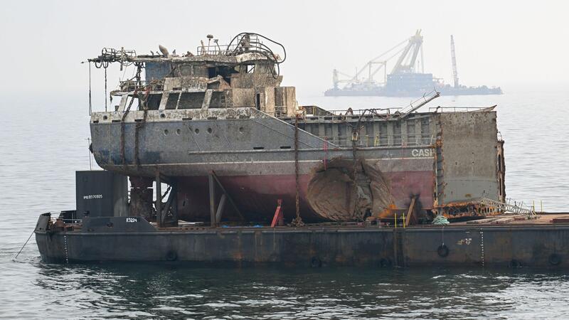 Gesunkener Frachter „Verity“ vom Meeresgrund geborgen Bei der Bergung des unter Wasser zweigeteilten Wracks der „Verity“ wurde zuerst das Heckteil geborgen. Ein Schwimmkran zog es mit tonnenschweren Ketten aus dem Wasser und legte es auf einer Plattform ab.