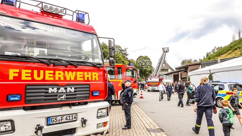 Blaulichtfahrzeuge und Besucher.