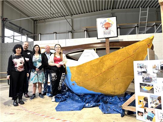Bei der Bootstaufe des eigenen XXL-Bootes (von links): Schulleiterin Kerstin Chitralla, Praxisanleiter David Hillebrecht, Taufpatin Danika Linde, Fachpraxislehrer Detlef Möker und Taufpatin Melissa Götze. Foto: Awo Braunschweig