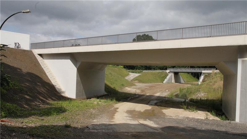 Bei der Brückenbaustelle der Bahn AG in Ringelheim bereitet der hohe Grundwasserspiegel Probleme.
