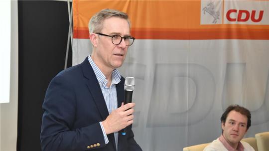 Bei der CDU tritt Mario Hoffmeister erneut für den Vorsitz im Goslarer Stadtverband an. Rechts im Hintergrund sitzt Schatzmeister Sebastian Skorzinski.