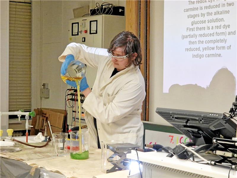 Chemie-Show in der RKS bietet feurigen Abschluss des Workshops Bei der Chemie-Show wechseln Flüssigkeiten ihre Farbe von gelb zu grün. Foto: Knoke