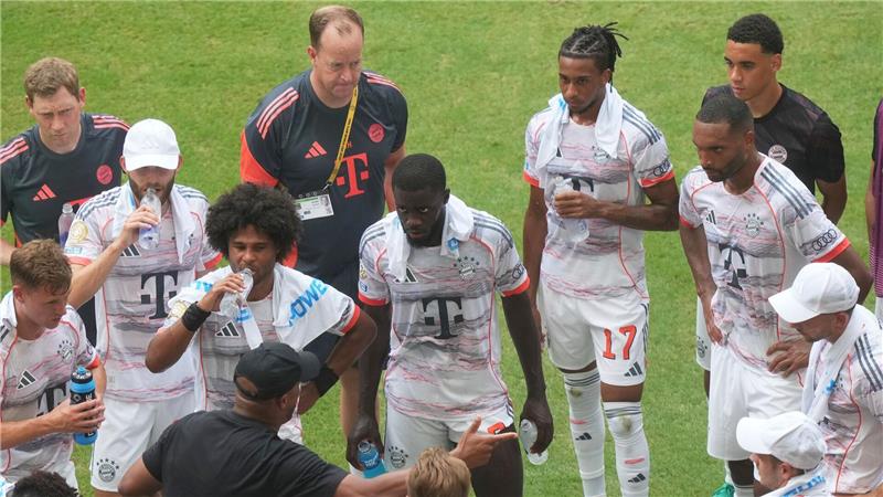 Bei der Club-WM - hier zu sehen Spieler des FC Bayern - gab es immer wieder Trinkpausen zur Erholung. 