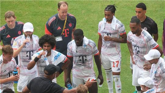 Bei der Club-WM - hier zu sehen Spieler des FC Bayern - gab es immer wieder Trinkpausen zur Erholung. 