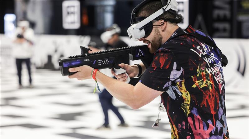 Bilder des Tages Bei der Computerspiele-Messe Gamescom in Köln wird auch wieder ordentlich geballert. Hier probiert ein Besucher das 3D-Action-Spiel „EVA“ aus.