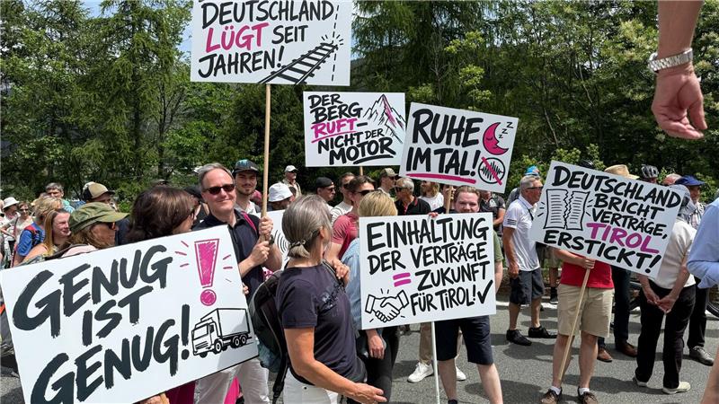 Protest und Sperre ohne Chaos: Ein Ruhetag am Brenner Bei der Demonstration wird auch Kritik an Deutschland geäußert.