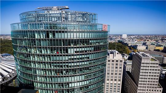 Bei der Deutschen Bahn gehen die Tarifverhandlungen mit der Lokführergewerkschaft GDL am Montag weiter. (Archivbild)