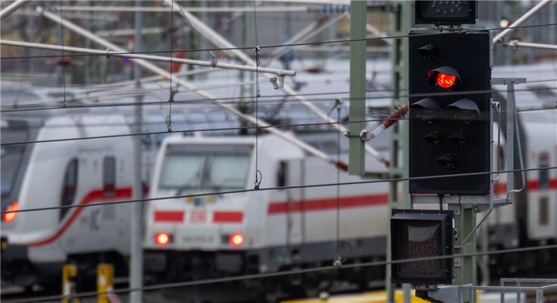 Bahn-Warnstreik am Freitag - Womit Reisende rechnen müssen Bei der Deutschen Bahn und weiteren Bahnunternehmen sind weitere Warnstreiks geplant.