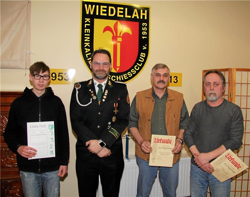 Bei der Ehrung langjähriger Mitglieder (v.li.): Moritz John, Florian Mucha, Erhard Klingebiel, Uwe- Paul Sasse. Fotos: Hohaus