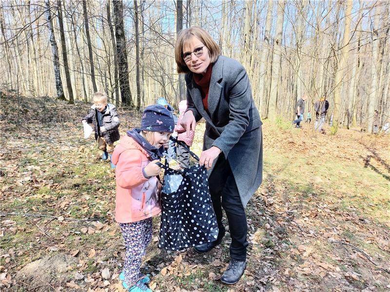 Bei der Eiersuche ist Diakonin Heidi Hein ebenfalls behilflich. Foto: Biener